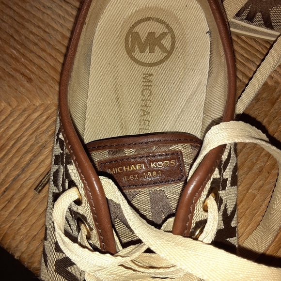 Designer Shoes - Picture 3 of 4